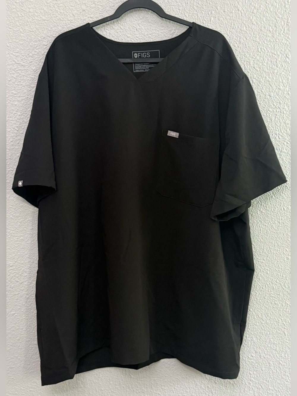 Figs | Leon Three-Pocket Scrub Top | Black | Size 6XL